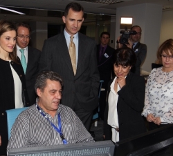 Los Príncipes de Asturias en el transcurso de su visita a la nueva sede de la Agencia EFE